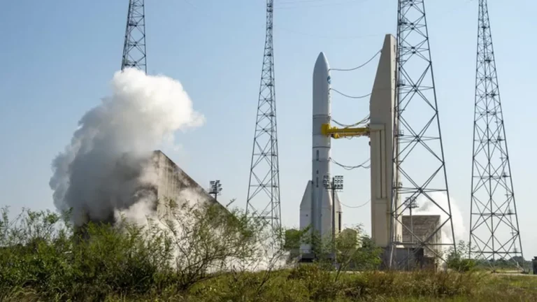 Avrupa’nın yeni nesil roketi Ariane-6 motorunu ateşliyor.